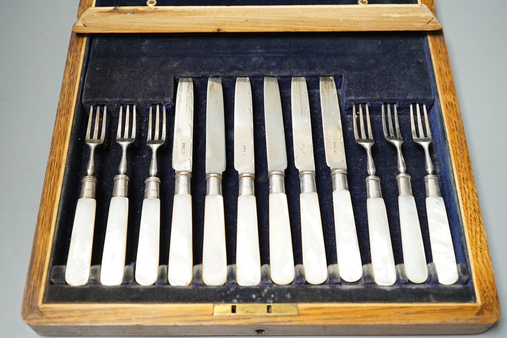 A cased set of twelve pairs of mother of pearl handled silver dessert eaters, John Sanderson, Sheffield, 1914, box a.f.